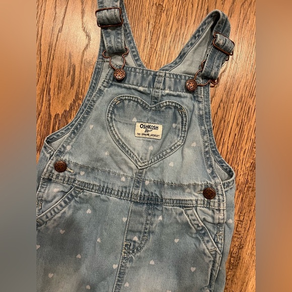 OshKosh Girls All Over Heart Print Denim Overalls Sz 3T Heart Shaped Pocket - Picture 2 of 5